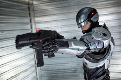 RoboCop Uma História Violenta Sobre um Policial Ciborgue em Detroit!